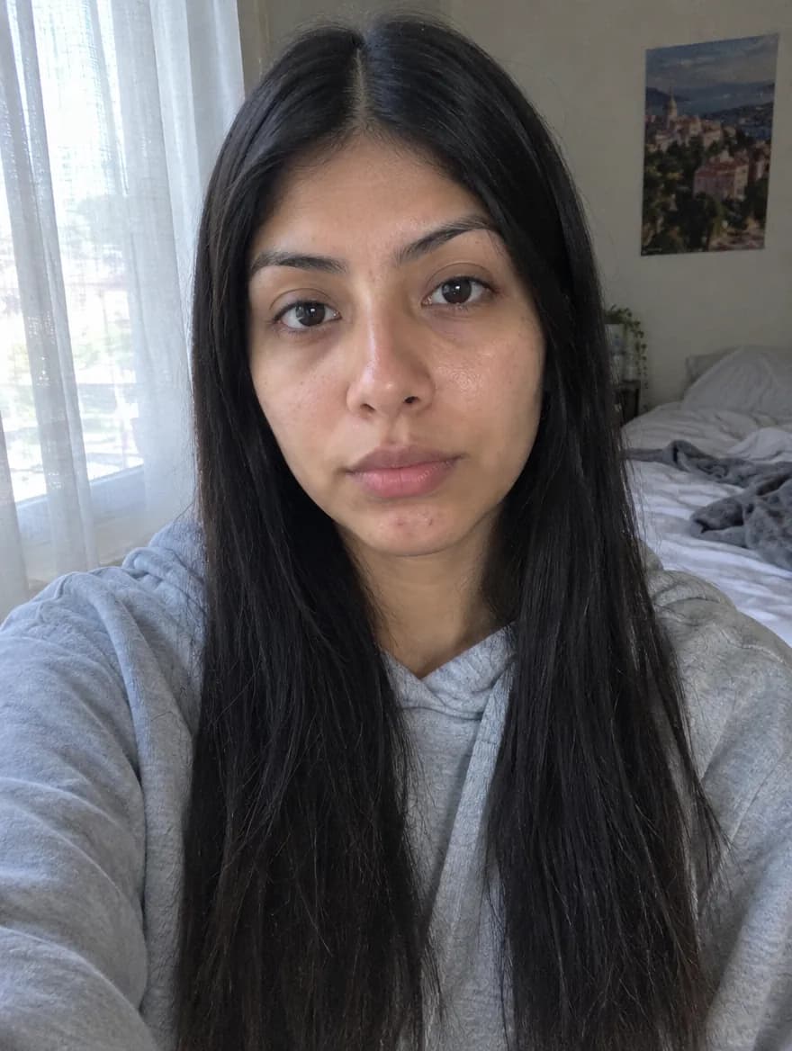 Antes: selfie en la recámara, mujer joven de piel trigueña con cabello negro lacio y largo, sin maquillaje y sudadera gris