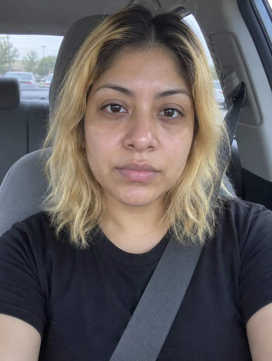 Antes: selfie en el coche, mujer de piel morena clara con cabello rubio amarillo, raíz oscura y playera negra