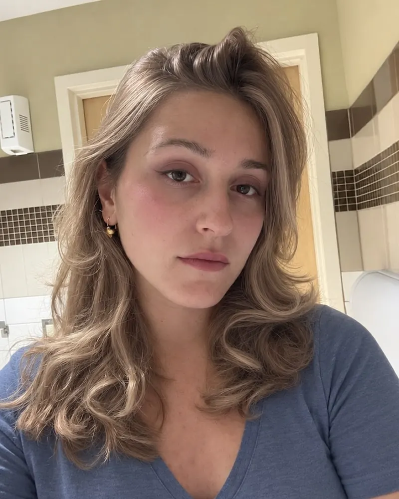 Después: propuesta digital de su look Verano Suave, con cabello, maquillaje y prenda de su paleta; la cara es la misma
