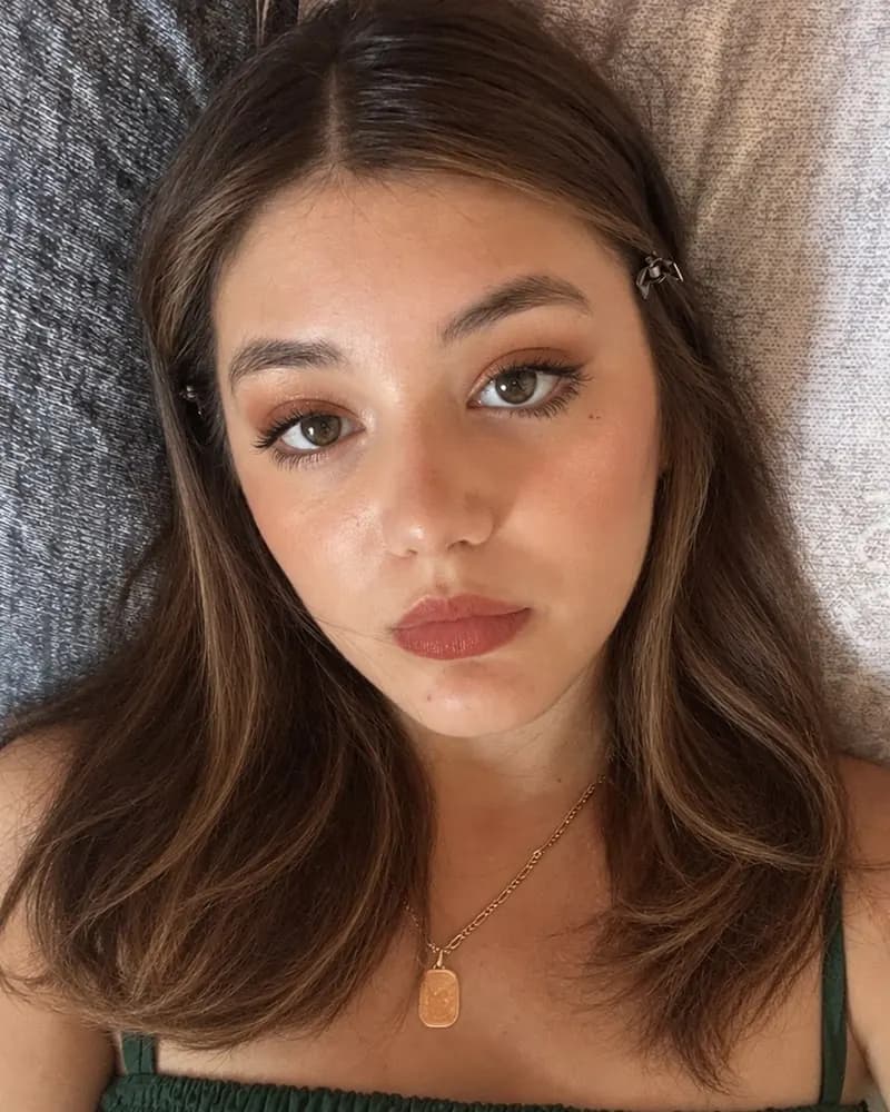 Después: propuesta digital de su look Otoño Profundo, con cabello, maquillaje y prenda de su paleta; la cara es la misma