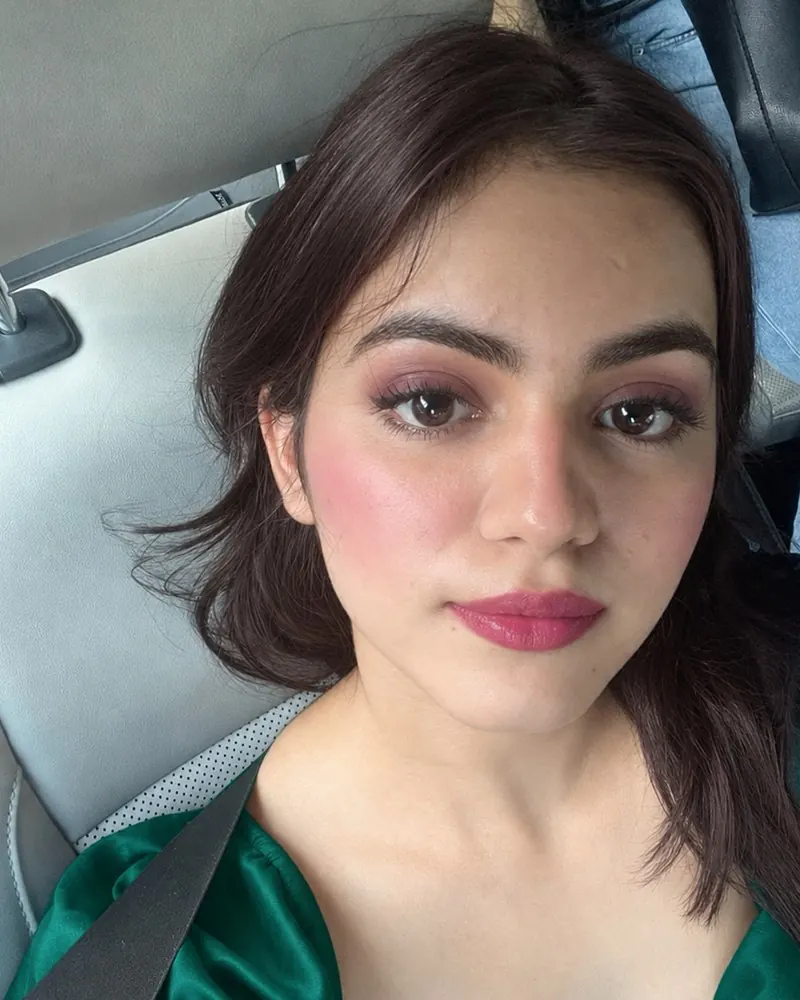 Después: propuesta digital de su look Invierno Profundo, con cabello, maquillaje y prenda de su paleta; la cara es la misma