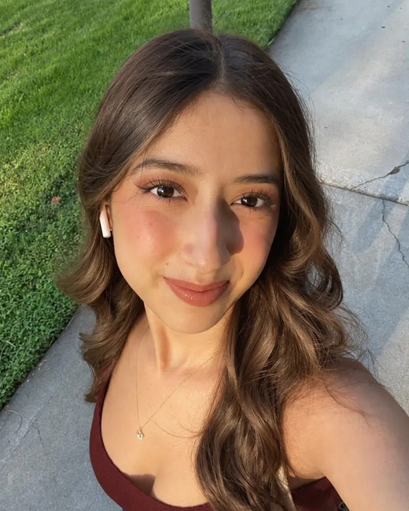 Después: propuesta digital de su look Otoño Profundo, con cabello, maquillaje y prenda de su paleta; la cara es la misma