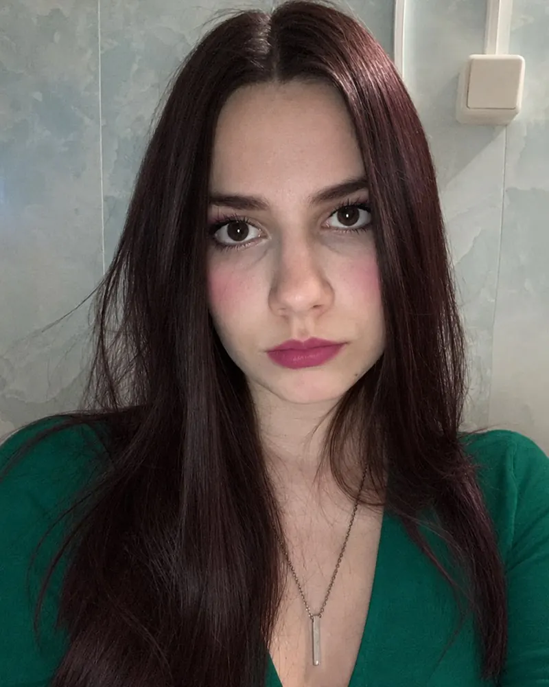 Después: propuesta digital de su look Invierno Profundo, con cabello, maquillaje y prenda de su paleta; la cara es la misma