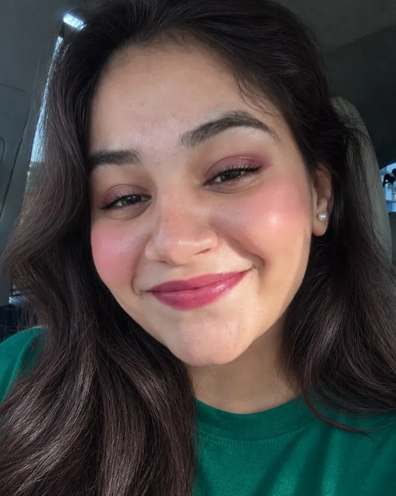 Después: propuesta digital de su look Invierno Profundo, con cabello, maquillaje y prenda de su paleta; la cara es la misma