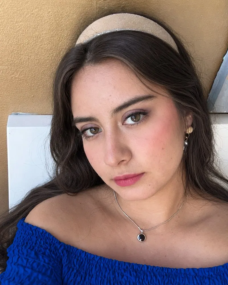 Después: propuesta digital de su look Invierno Brillante, con cabello, maquillaje y prenda de su paleta; la cara es la misma